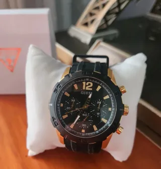 Reloj Guess Negro y Dorado