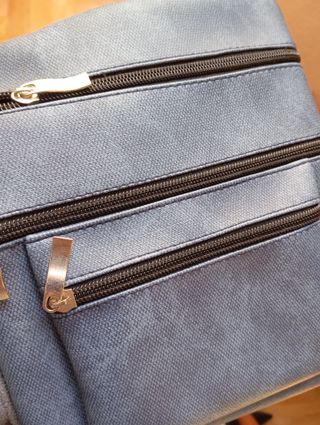 Bolso plano azul con cremalleras