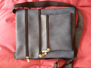 Bolso plano azul con cremalleras