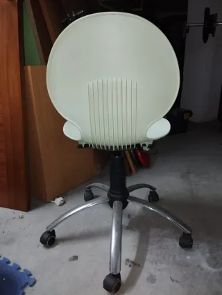 Silla de oficina plateada y verde giratoria