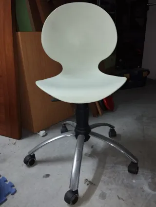 Silla de oficina plateada y verde giratoria