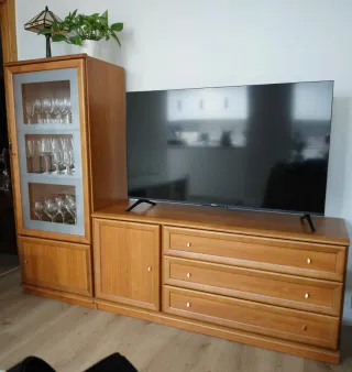 Mueble de salón madera con vitrina