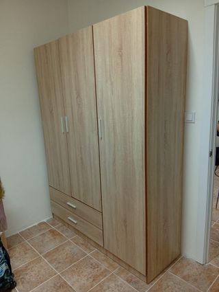 Armario de madera color beige y marrón