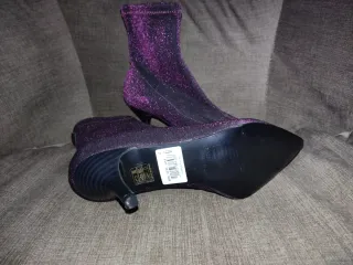 Botines negros y morados brillantes