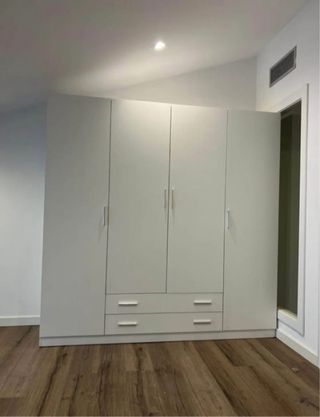 Armario blanco de madera