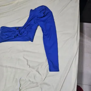 Top azul con nudo y manga abullonada