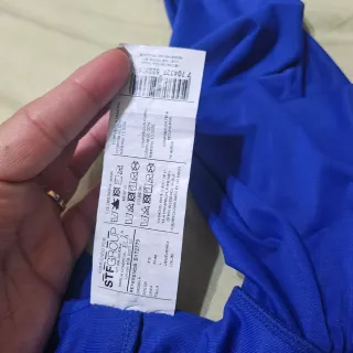 Top azul con nudo y manga abullonada