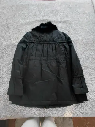 Chaqueta negra, cuello de pelo