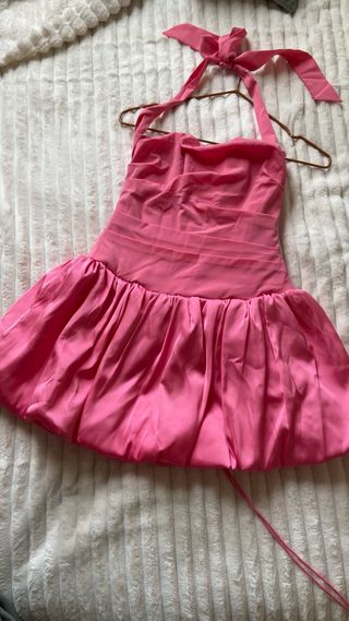 Vestido rosa halter con falda abullonada