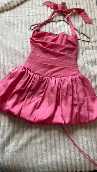 Vestido rosa halter con falda abullonada