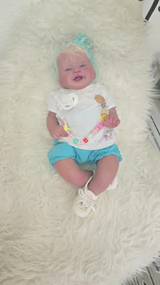 Muñeca realista con chupetero