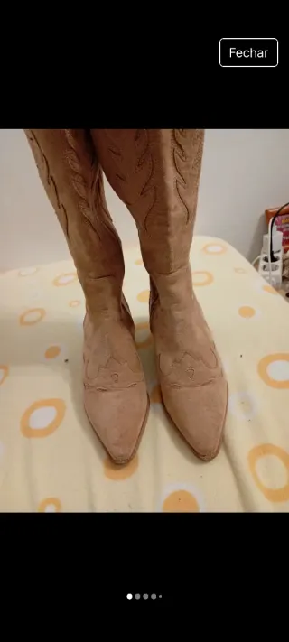 Botas bege com bordado