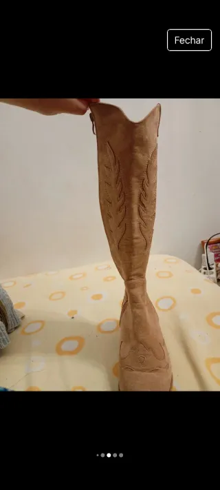 Botas bege com bordado