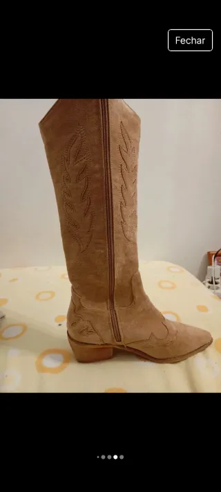 Botas bege com bordado