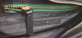 Bolso bandolera Tommy Hilfiger en color negro.
