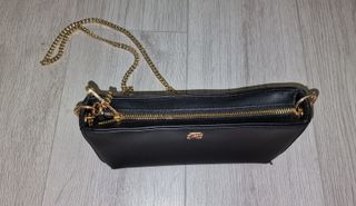 Bolso bandolera Tommy Hilfiger en color negro.