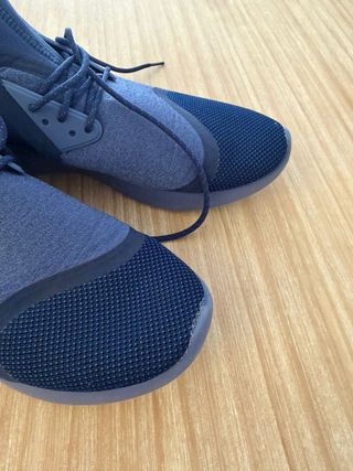 Zapatillas deportivas grises y negras