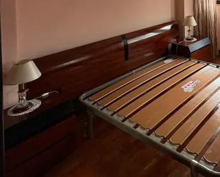 2 Mesitas de noche de madera de buena calidad