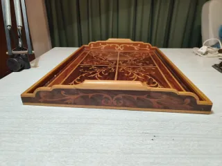 Bandeja de madera con marquetería