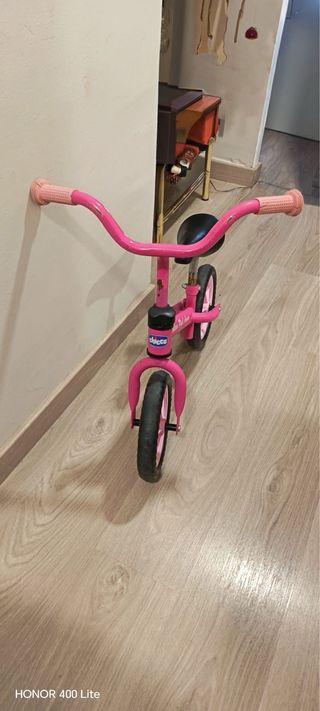 Bicicleta infantil rosa sin pedales