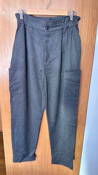 Pantalones grises con bolsillos