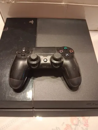 Consola PS4 con 2 mandos y 3 juegos