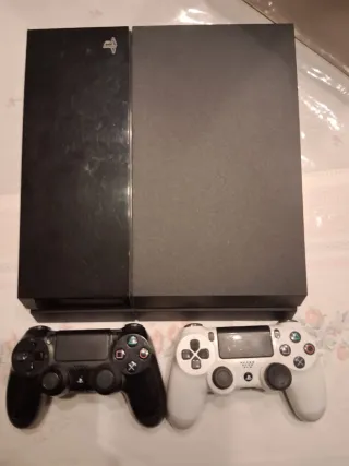 Consola PS4 con 2 mandos y 3 juegos