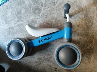 Bicicleta de equilibrio BAMMAX azul.