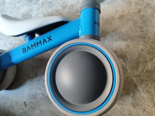 Bicicleta de equilibrio BAMMAX azul.