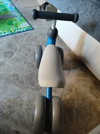 Bicicleta de equilibrio BAMMAX azul.
