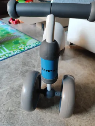 Bicicleta de equilibrio BAMMAX azul.