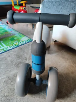 Bicicleta de equilibrio BAMMAX azul.