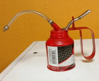 Aceitera Roja con Tubo Flexible