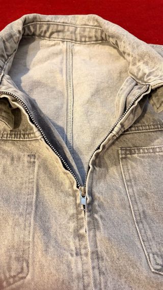 Chaqueta vaquera gris con cremallera