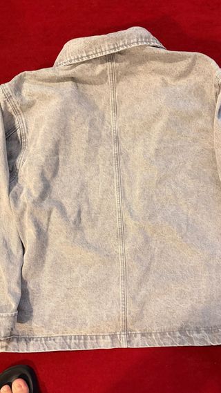 Chaqueta vaquera gris con cremallera