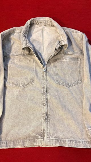 Chaqueta vaquera gris con cremallera