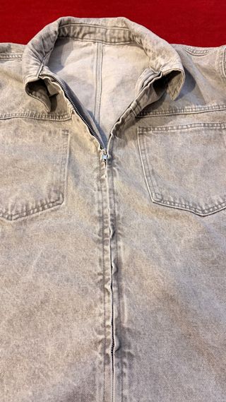 Chaqueta vaquera gris con cremallera