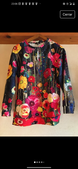 Preciosa Sudadera estampada con flores.