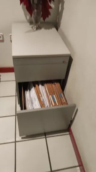 Mesa de oficina con archivador