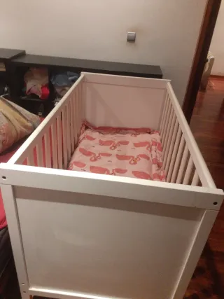 Cuna de madera blanca