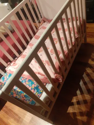 Cuna de madera blanca