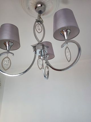 Lámpara de techo gris y plateada