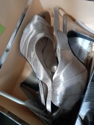 Zapatos de tacón dorados talla 40