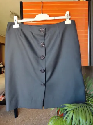 Falda negra clásica botones