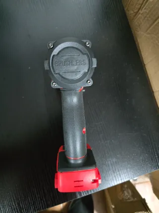 Pistola de impacto roja y negra