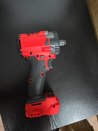 Pistola de impacto roja y negra