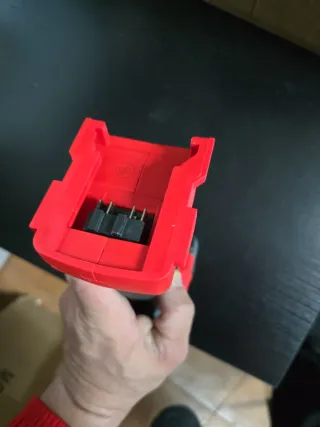 Pistola de impacto roja y negra