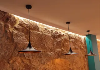 Lámpara de techo colgante metal negra y dorada