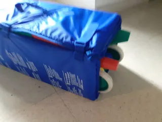 Cuna de viaje multicolor con letras