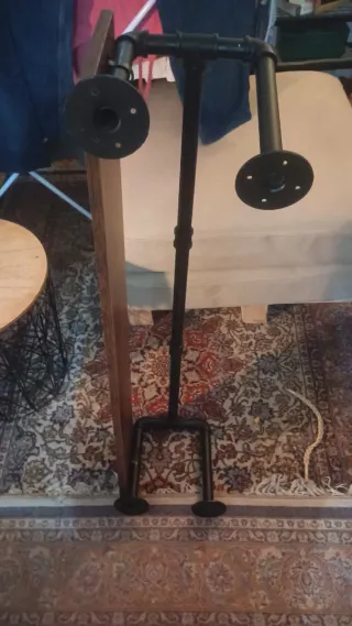 Perchero con repisa de madera
